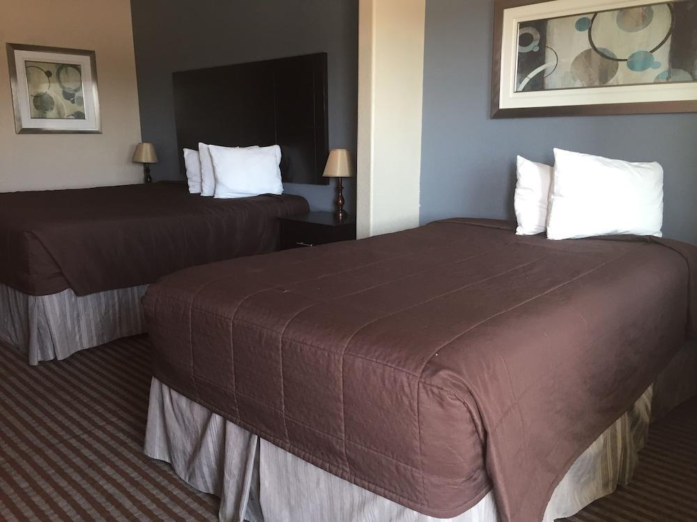 Atria Inn & Suites Three Rivers Екстериор снимка