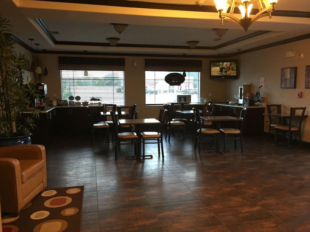 Atria Inn & Suites Three Rivers Екстериор снимка