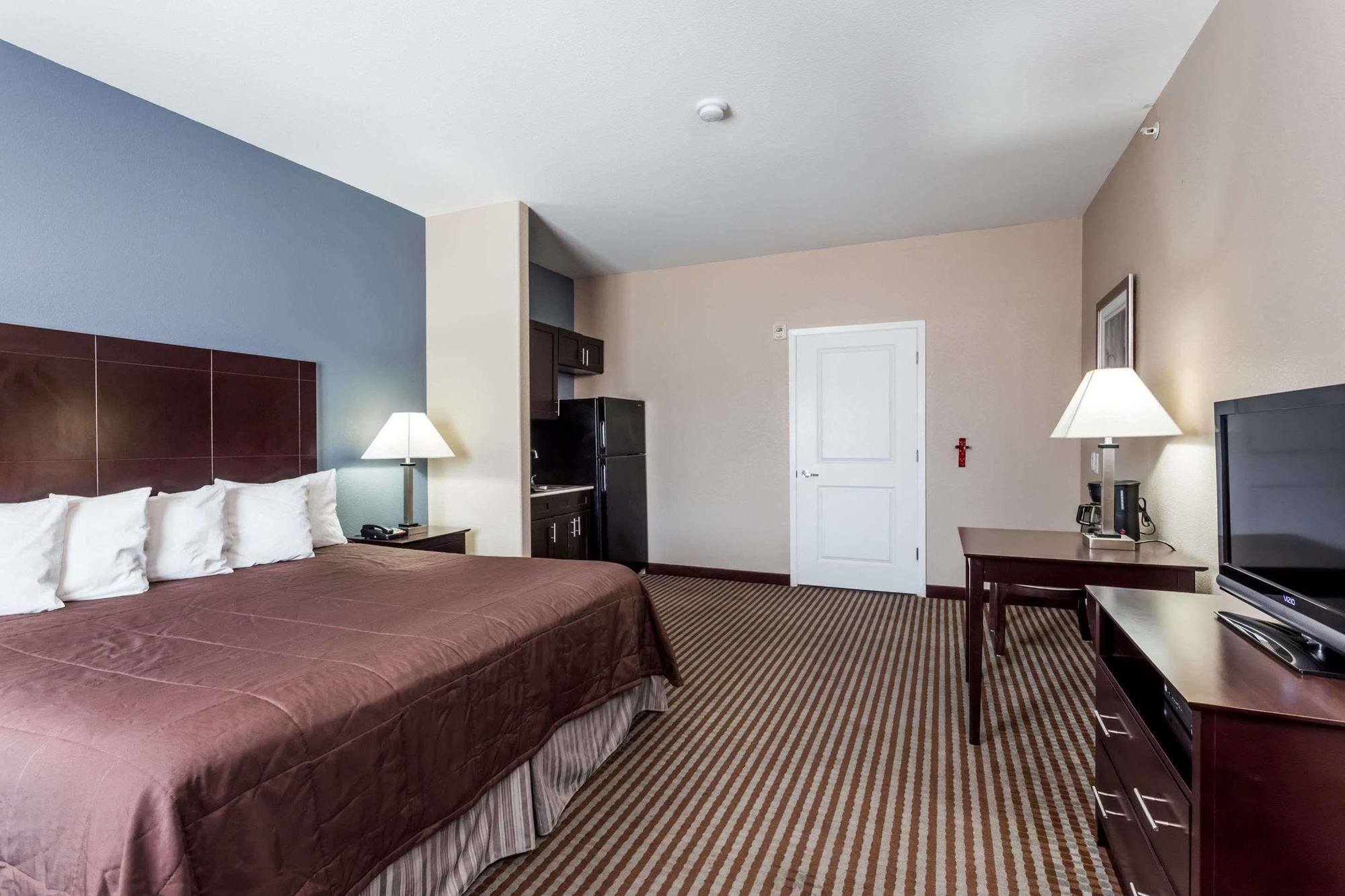 Atria Inn & Suites Three Rivers Екстериор снимка