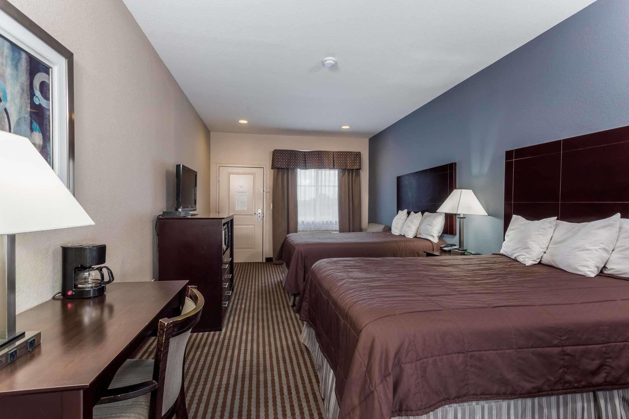 Atria Inn & Suites Three Rivers Екстериор снимка
