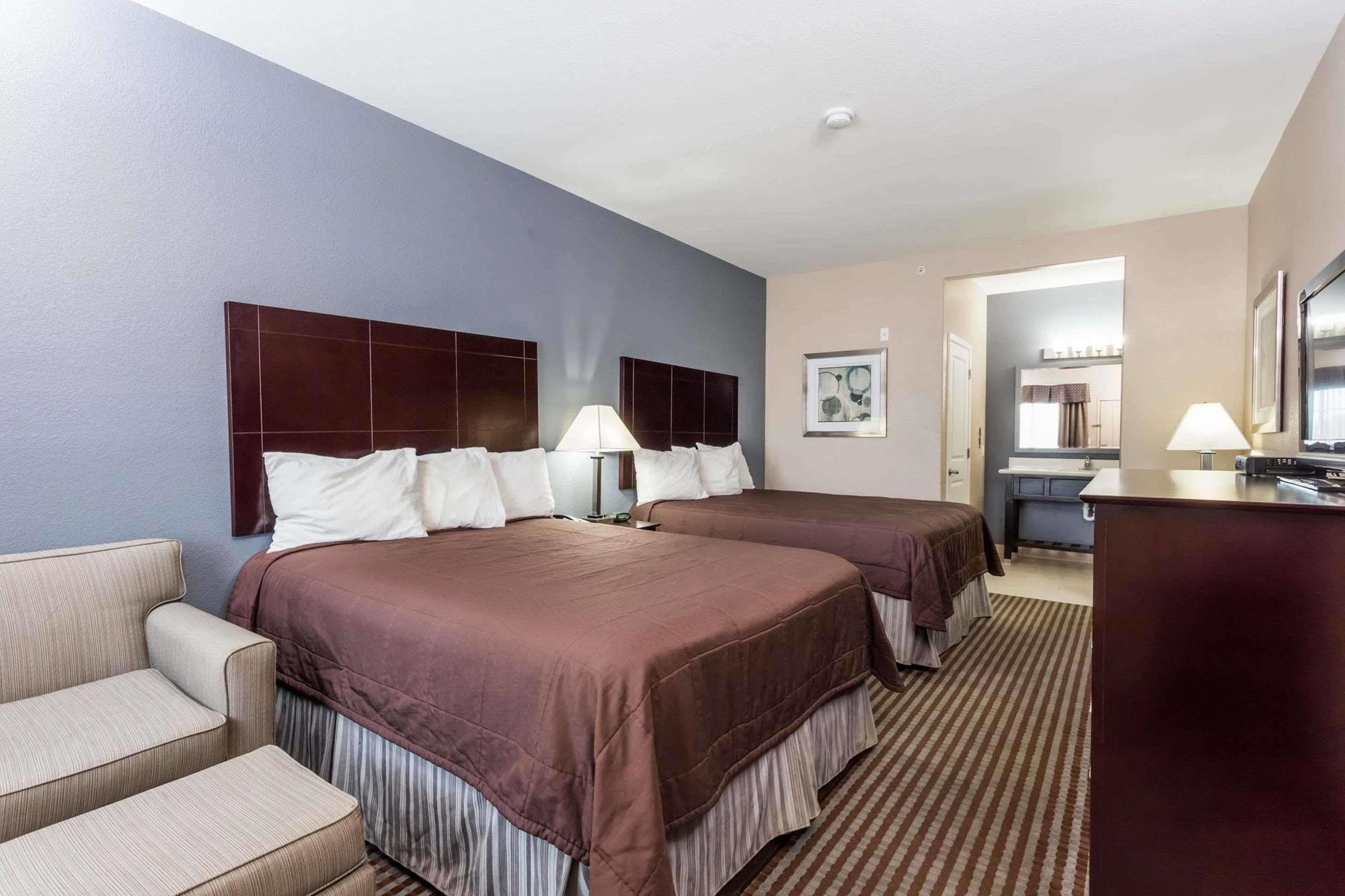Atria Inn & Suites Three Rivers Екстериор снимка