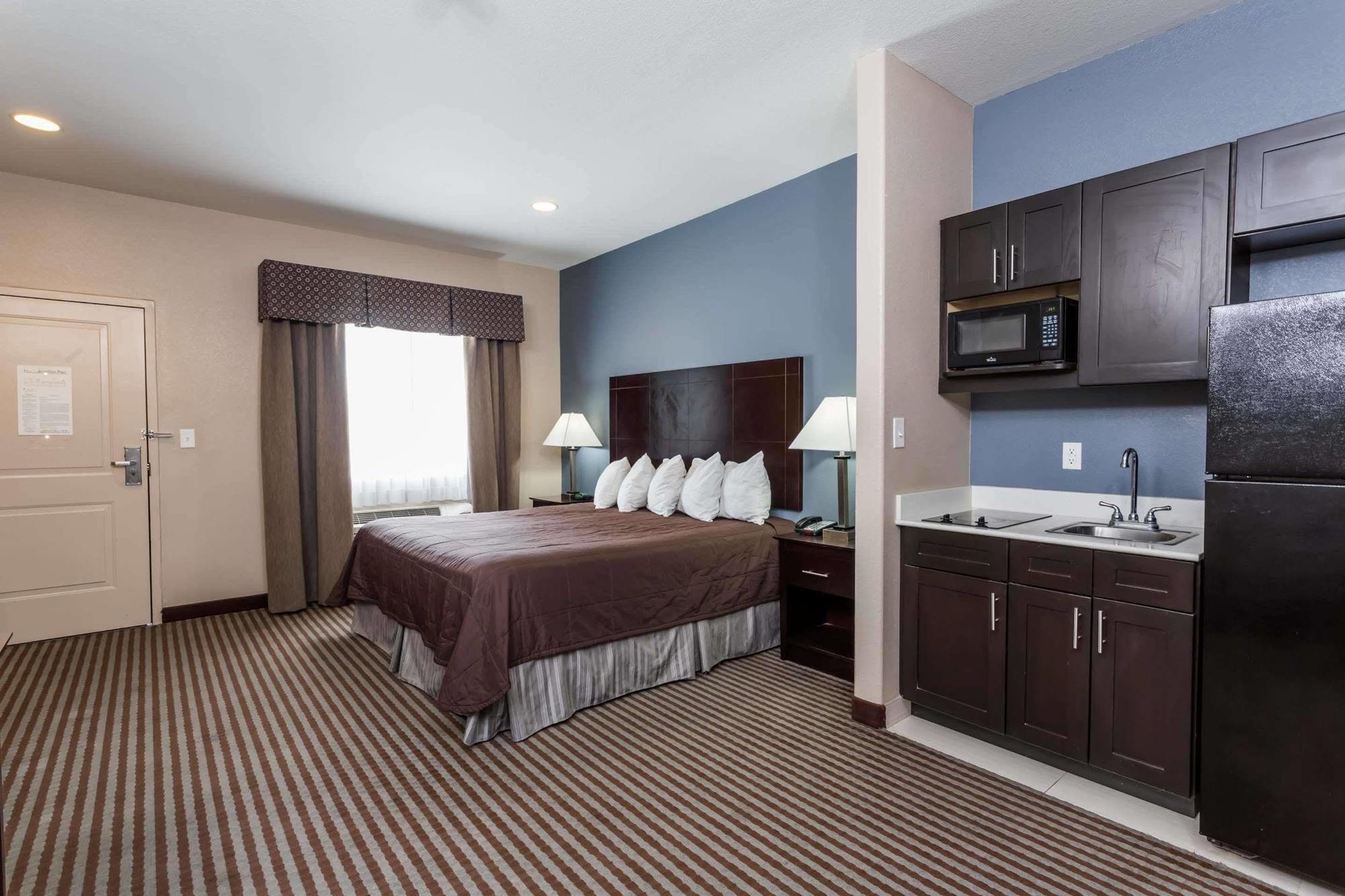 Atria Inn & Suites Three Rivers Екстериор снимка