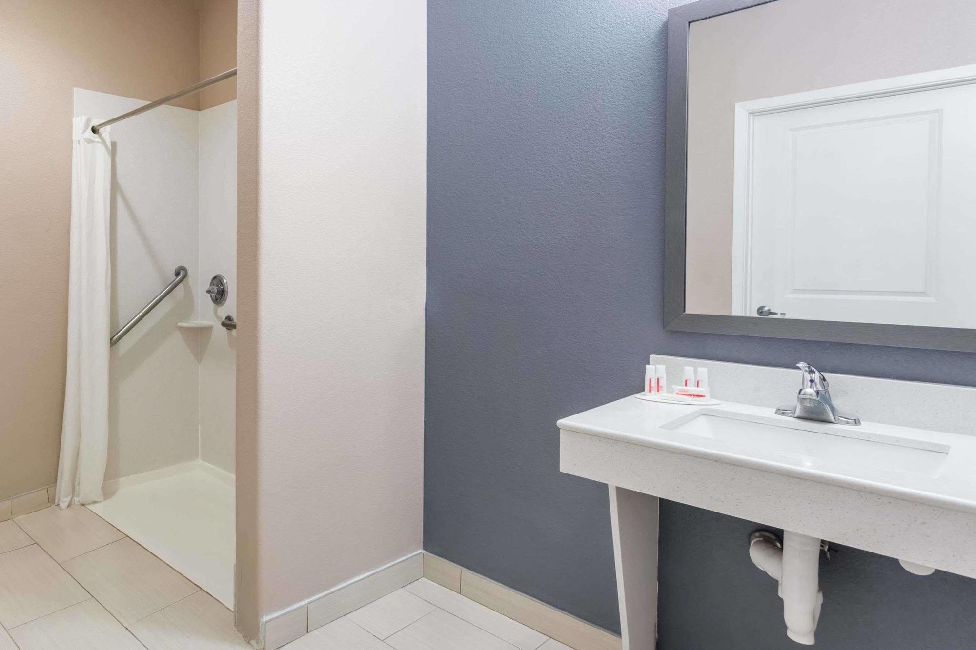 Atria Inn & Suites Three Rivers Екстериор снимка