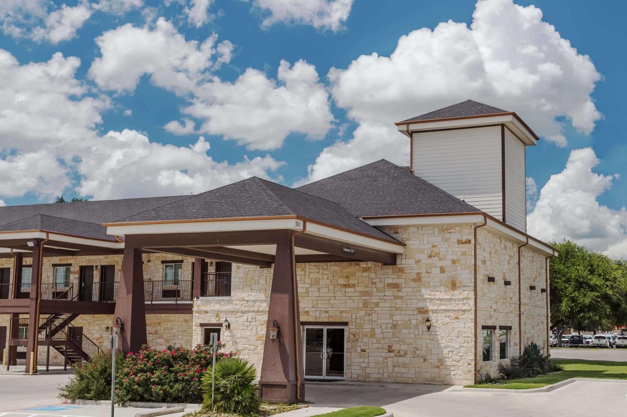 Atria Inn & Suites Three Rivers Екстериор снимка