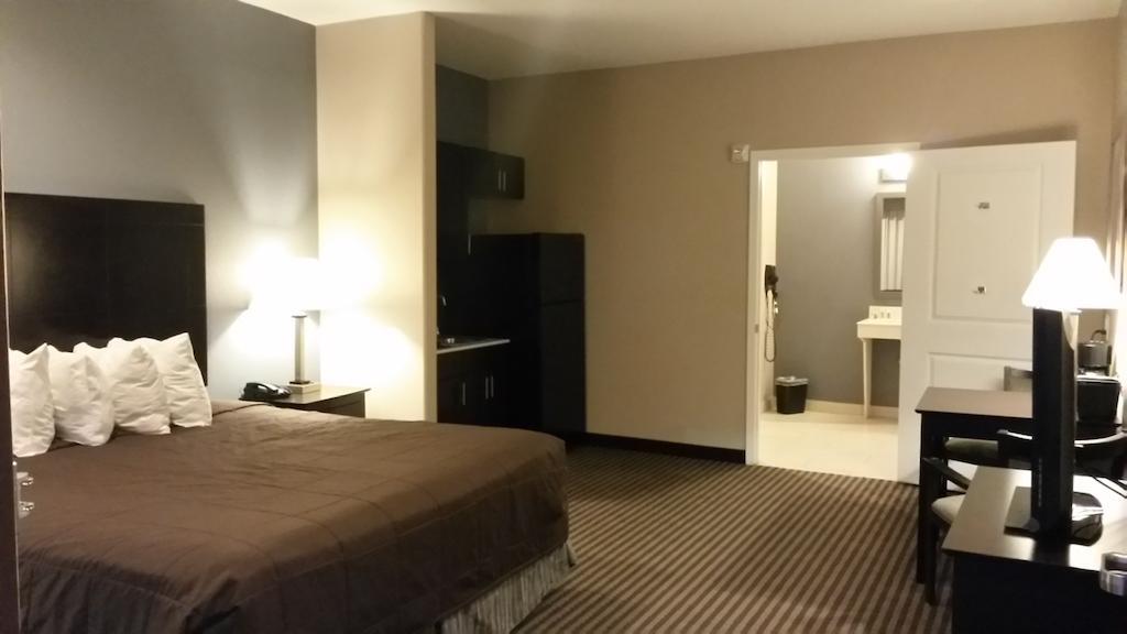 Atria Inn & Suites Three Rivers Екстериор снимка