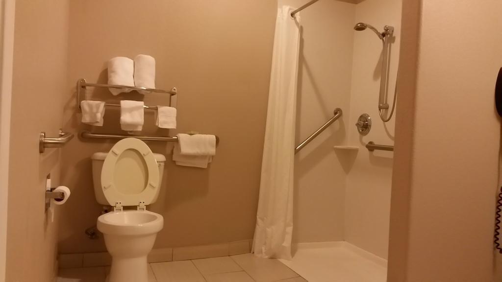 Atria Inn & Suites Three Rivers Стая снимка