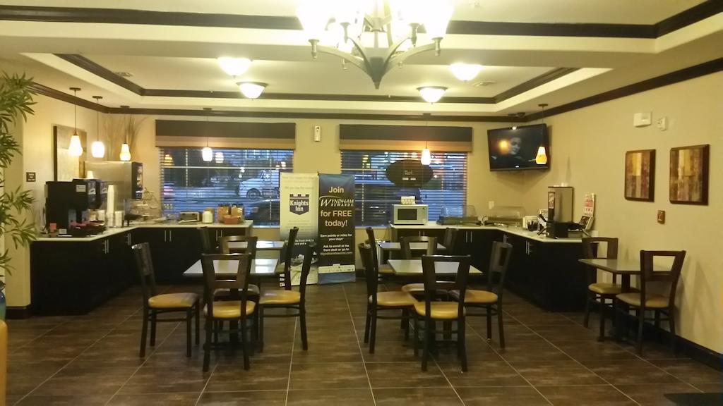 Atria Inn & Suites Three Rivers Екстериор снимка