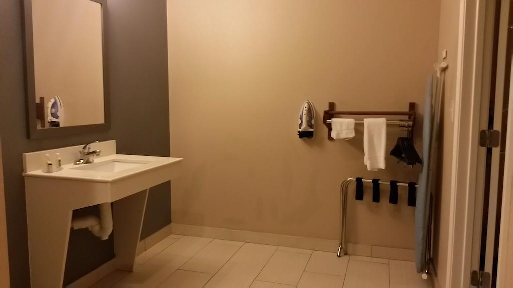 Atria Inn & Suites Three Rivers Стая снимка